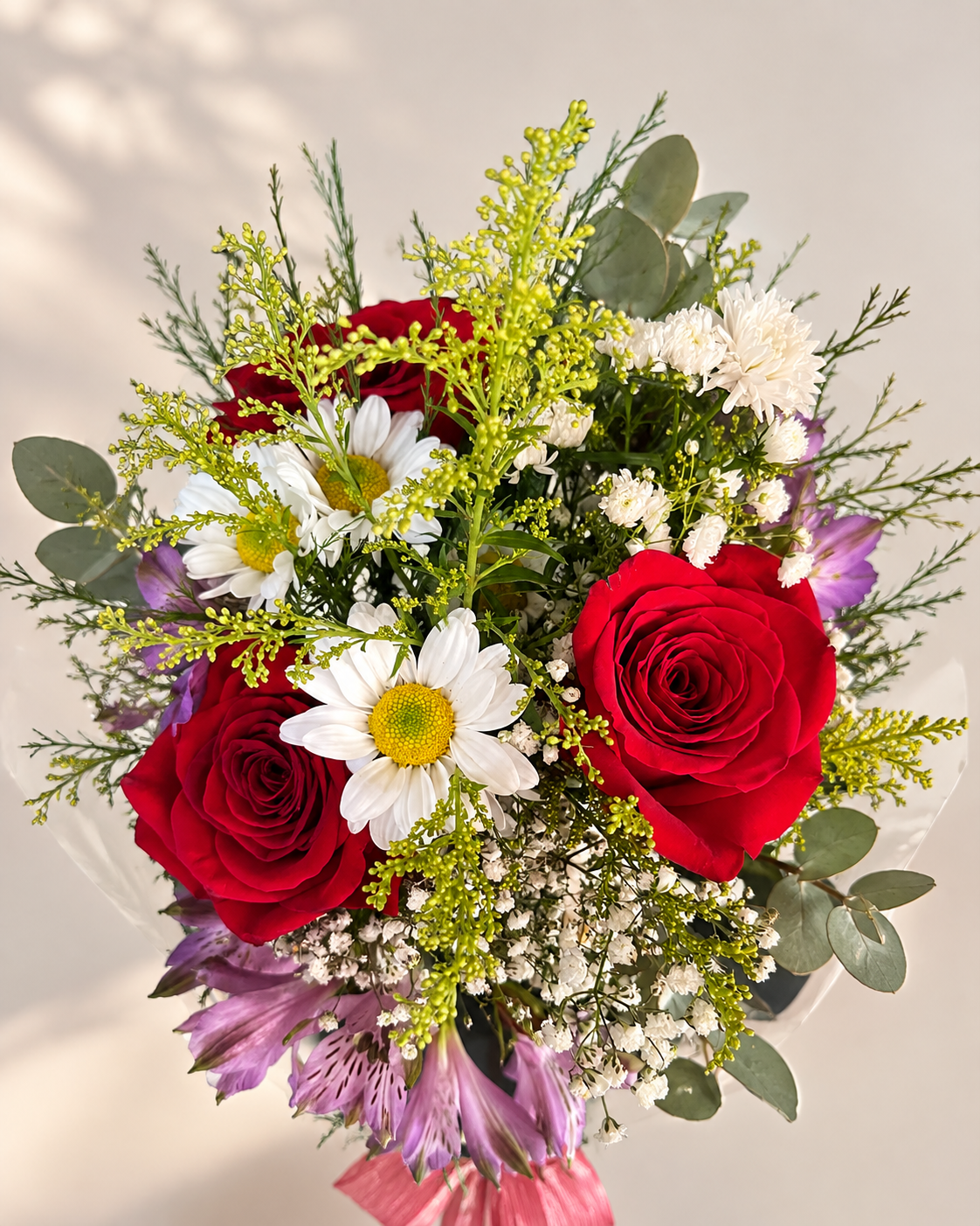 Buquê vibrante de rosas e flores silvestres