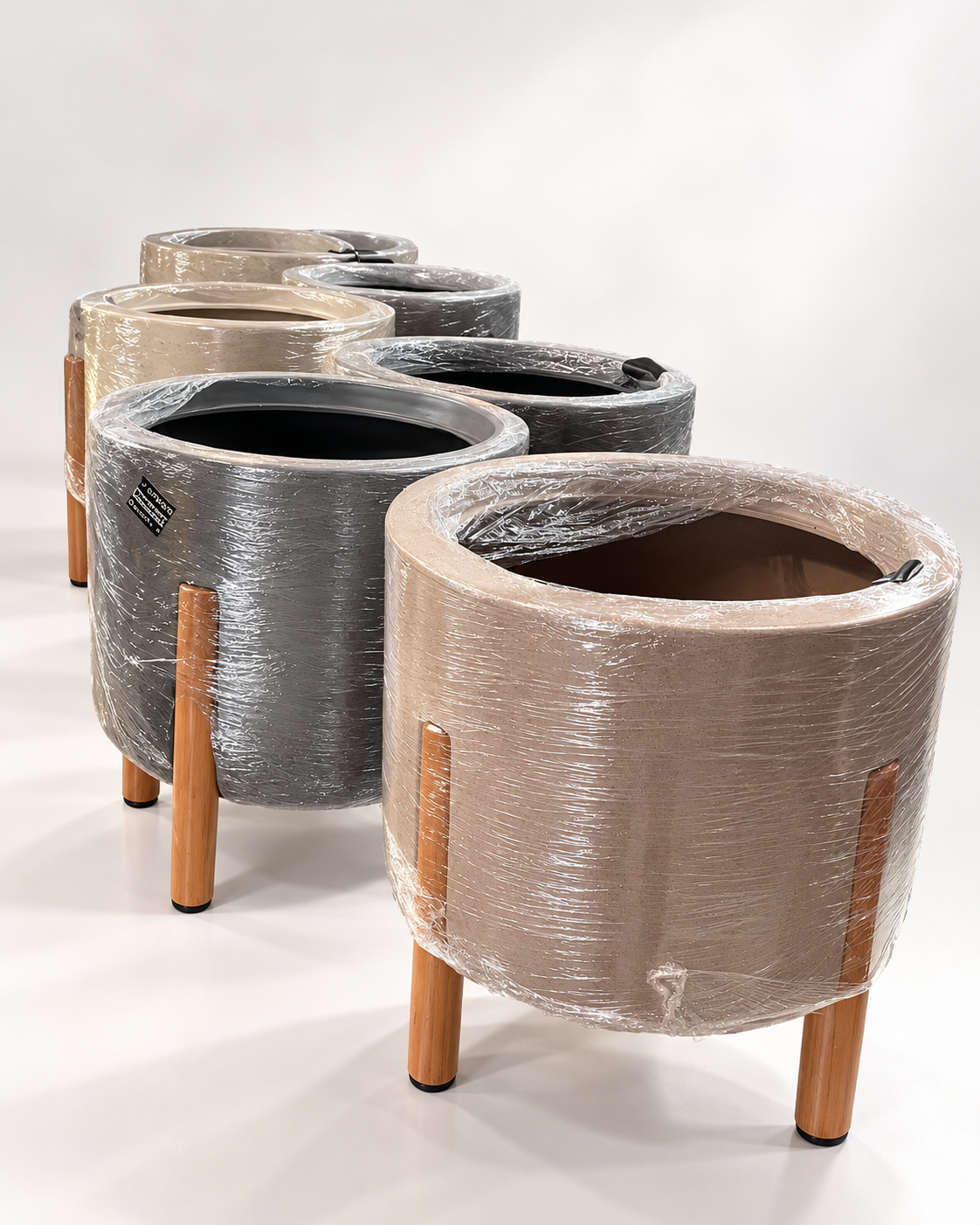 Conjunto de vasos modernos embalados em plástico